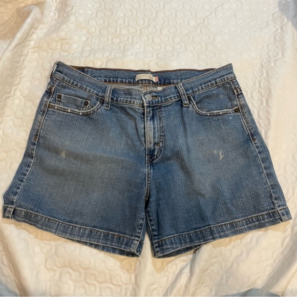 Levi 515 Women's Size 12 Blue Denim Shorts Distressed Light Wash Summer 4 inch - Picture 1 of 11